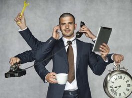 Immagine che raffigura un uomo vestito formalmente ,con sette braccia. Tiene nelle diverse mani un telefono, un cellulare, una tazza, una chiave inglese, un tablet e un orologio. L'immagine sta a significare le molteplici competenze tecniche necessarie