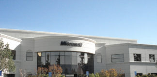 Edificio con uffici Microsoft, facciata principale, con parcheggi per disabili