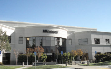 Edificio con uffici Microsoft, facciata principale, con parcheggi per disabili