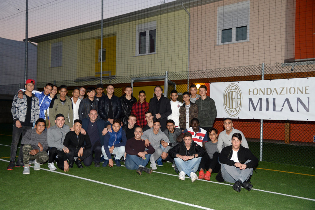 La formazione dei ragazzi che partecipano al progetto di Sport For Change, su un campo di calcio della Fondazione Milan Onlus. Sono 29 giovani e due rappresentanti della fondazione, disposti su due file