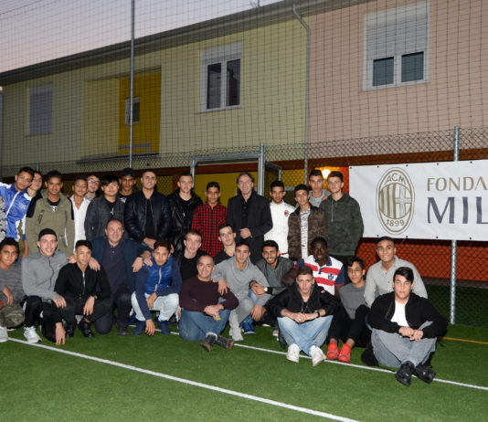 La formazione dei ragazzi che partecipano al progetto di Sport For Change, su un campo di calcio della Fondazione Milan Onlus. Sono 29 giovani e due rappresentanti della fondazione, disposti su due file