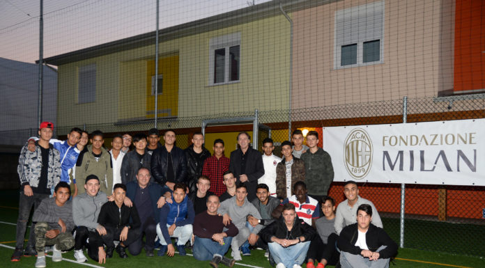 La formazione dei ragazzi che partecipano al progetto di Sport For Change, su un campo di calcio della Fondazione Milan Onlus. Sono 29 giovani e due rappresentanti della fondazione, disposti su due file