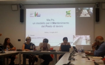 Un momento della presentazione del progetto Ma.po, con diverse persone sedute a tavoli disposti a ferro di cavallo e sullo sfondo una presentazione proiettata