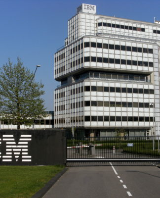 Sede IBM, un alto palazzo bianco con logo esterno IBM