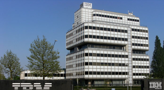 Sede IBM, un alto palazzo bianco con logo esterno IBM