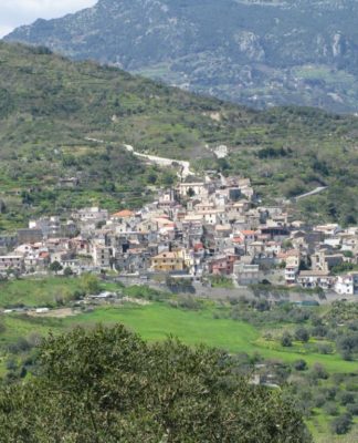 Una veduta del paese di Camini: un piccolo borgo, abbarbicato sul fianco di un colle
