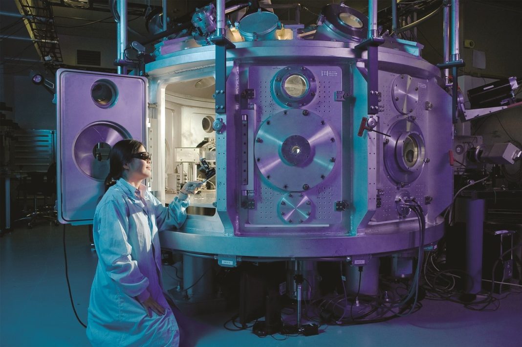 L'immagine rappresenta una giovane fisica in un laboratorio sperimentale